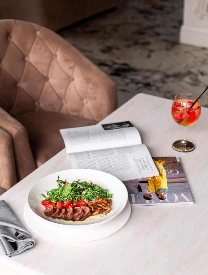 Hotel Aristocrat Chernivtsi Luaran gambar